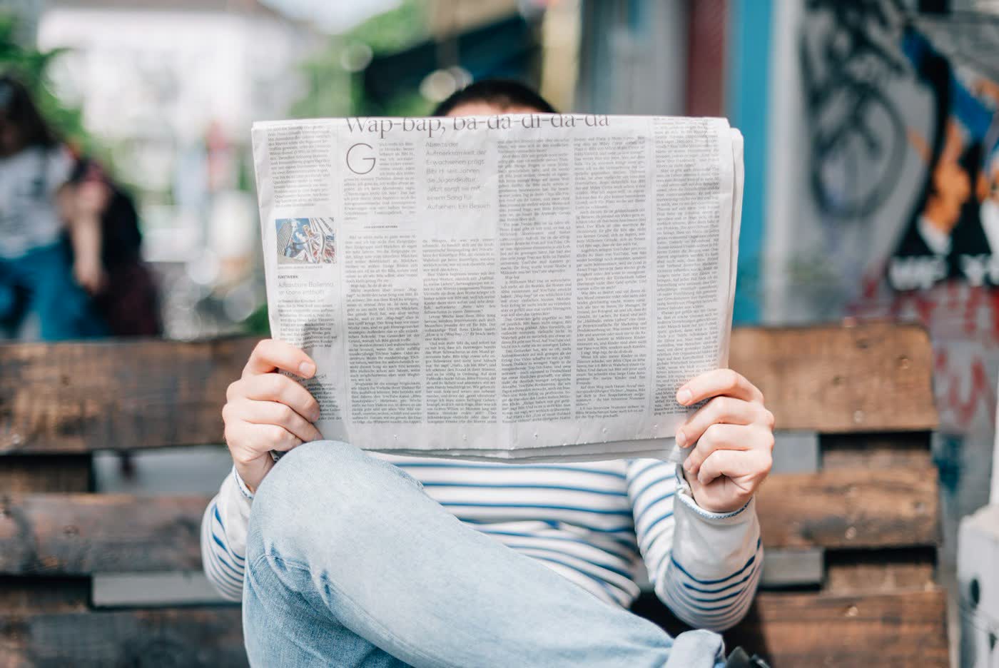 Digital Screen Ads vs. Print & Newspaper Ads: Which Wins for Salon Advertising in Surat?